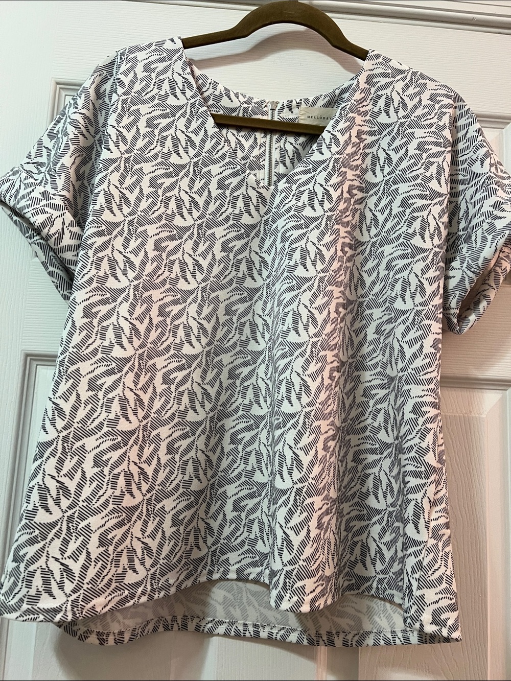 MELLODAY White Top with Black Leaf Print